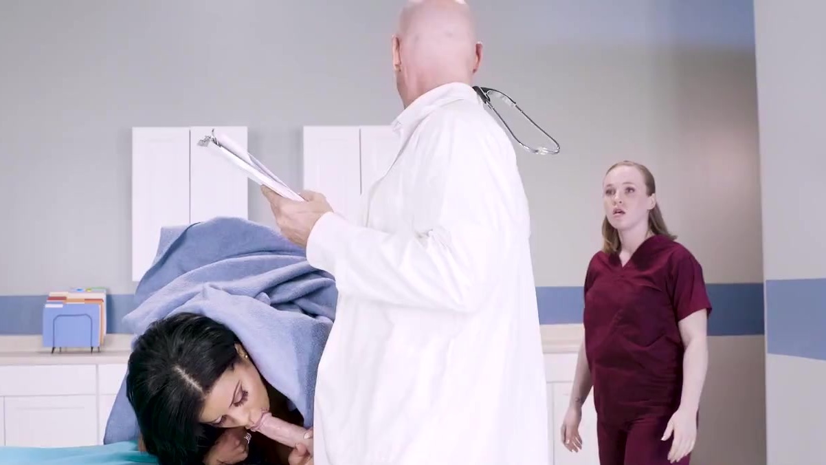 Доктор трахнул сексапильную пациентку в попку